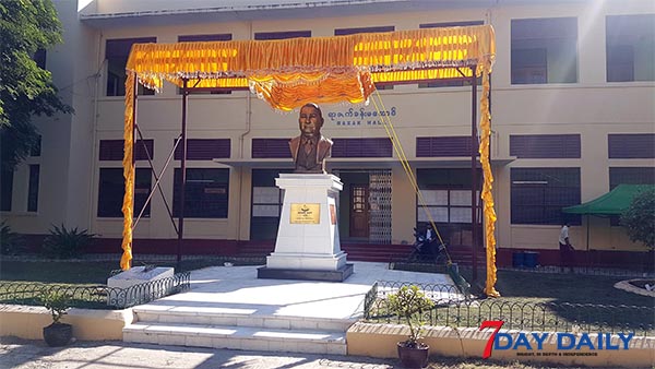 မႏၲေလးတကၠသိုလ္ထူေထာင္သူဆရာႀကီး ဦးရာဇတ္ေၾကး႐ုပ္တုဖြင့္ပြဲက်င္းပ