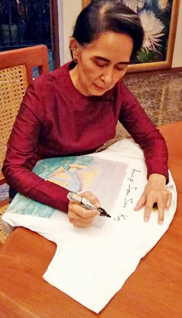 ေဒၚေအာင္ဆန္းစုၾကည္လက္မွတ္ပါသည့္တီရွပ္ က်ပ္သိန္းေျခာက္ရာေက်ာ္ျဖင့္ေလလံေအာင္
