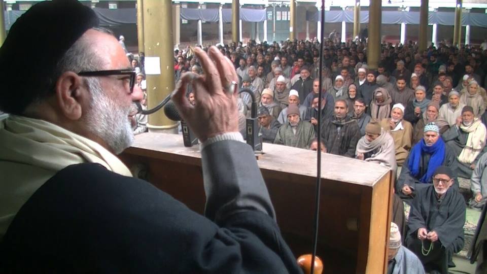 Prominent Kashmir Shia leader offers Friday Prayers after 140 days detention