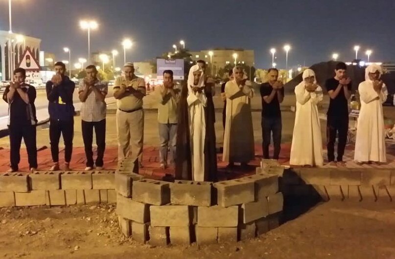 البحرينيون يواصلون تأدية صلاة العشاءين في مسجد العلويات المهدم
