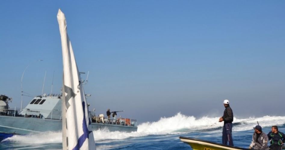 Zionist navy forces attack Gaza fishermen with machinegun fire