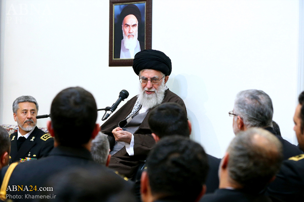Fotos: Der Revolutionsführer Ayatollah Khamenei beim Empfang von den iranischen Marineoffizier