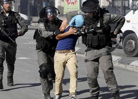 Israeli soldiers detain 21 Palestinians in overnight raids
