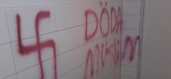Moschee mit Feuerwerkskörpern angezündet