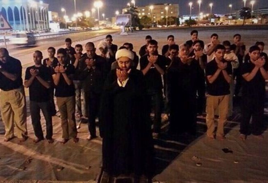 مواطنون بحرينيون يؤدّون صلاة العشاءين في موقع مسجد "العلويات" المهدم