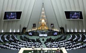 ایرانی پارلیمنٹ کے تمام اراکین نے حکومت سے امریکہ کے خلاف جوابی کاروائی کا مطالبہ کیا