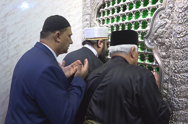 رجال دين من سُنة "بريطانيا" و "أمريكا" و "ماليزيا" يزورون مرقد الإمام الحسين (ع) الطاهر