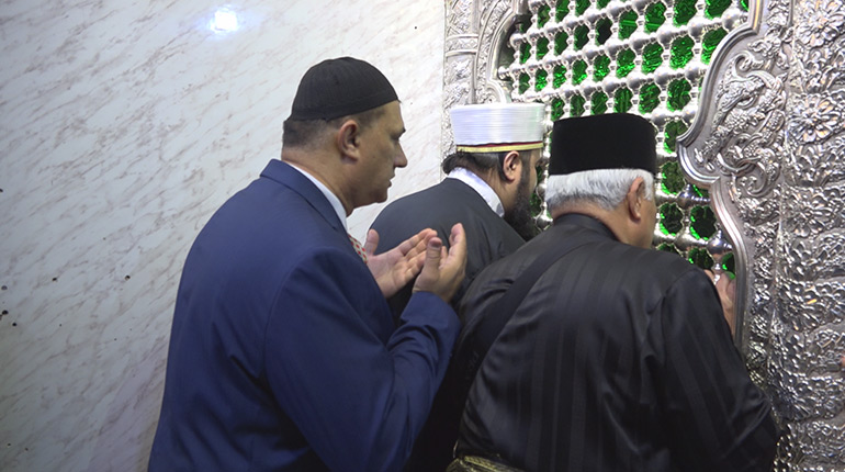 American, British, Malaysian Muslims visit Imam Hussein holy shrine