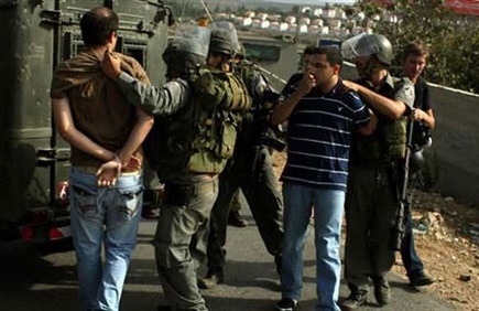 إسرائيل تعتقل 10 فلسطينيين أثناء مداهمات بالضفة الغربية