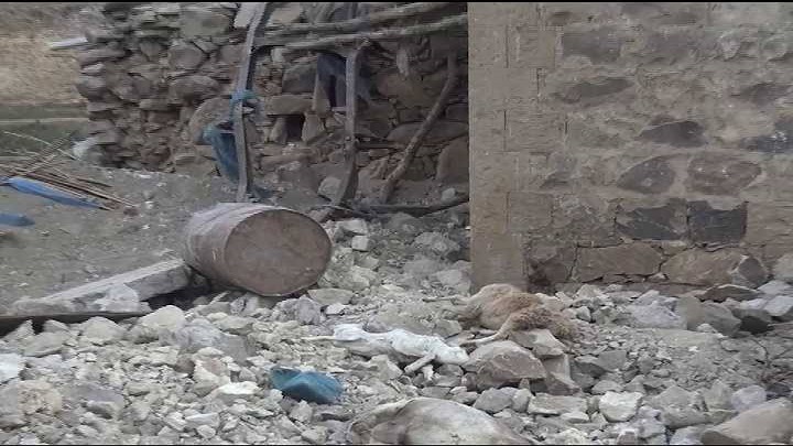 العدوان السعودي يدمر منزل مواطن وجرح طفلته في صنعاء