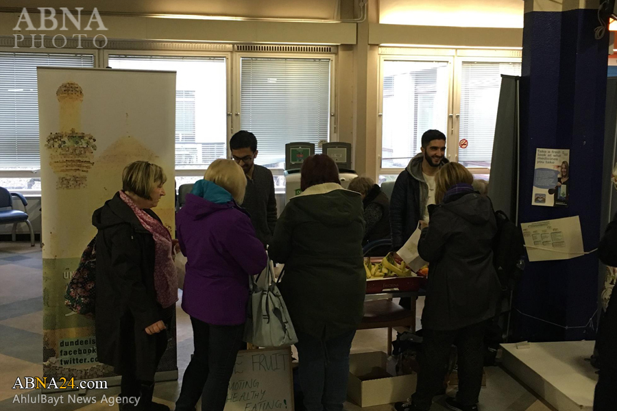  “Los Shiítas de Escocia Regalaron Fruta en el  Arba’ín Hussainí”