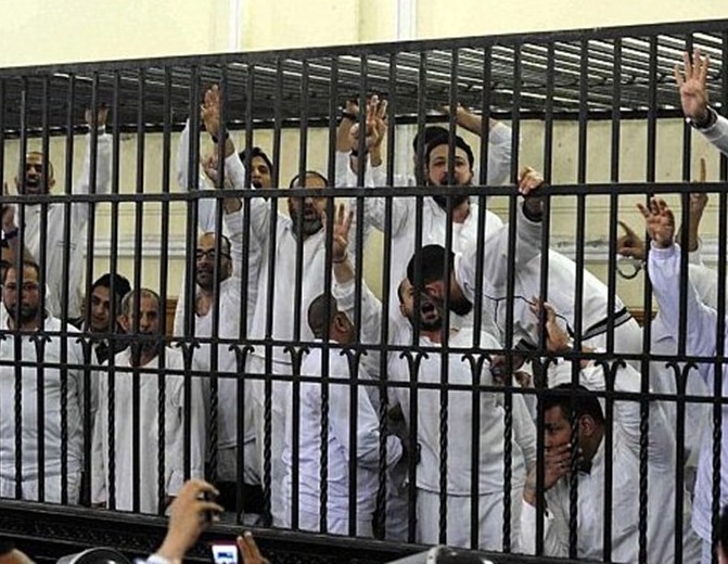 محكمة مصرية تقضي بالمؤبد لـ 11 قياديا من "الإخوان" في بورسعيد