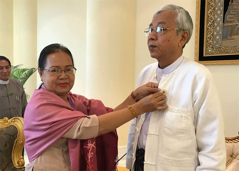 ႏိုင္ငံေတာ္သမၼတ ဦးထင္ေက်ာ္ ျမန္မာႏုိင္ငံၾကက္ေျခနီအသင္းဥကၠ႒ႏွင့္ အလုပ္အမႈေဆာင္အဖြဲ႔ဝင္မ်ားအား လက္ခံေတြ႔ဆံု