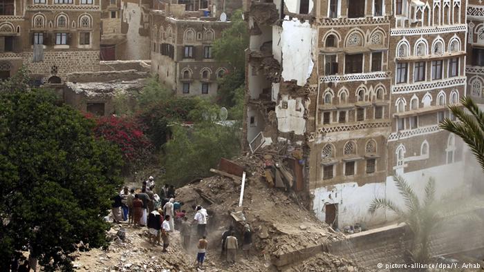 Saudi warplanes bomb Yemeni capital for hours