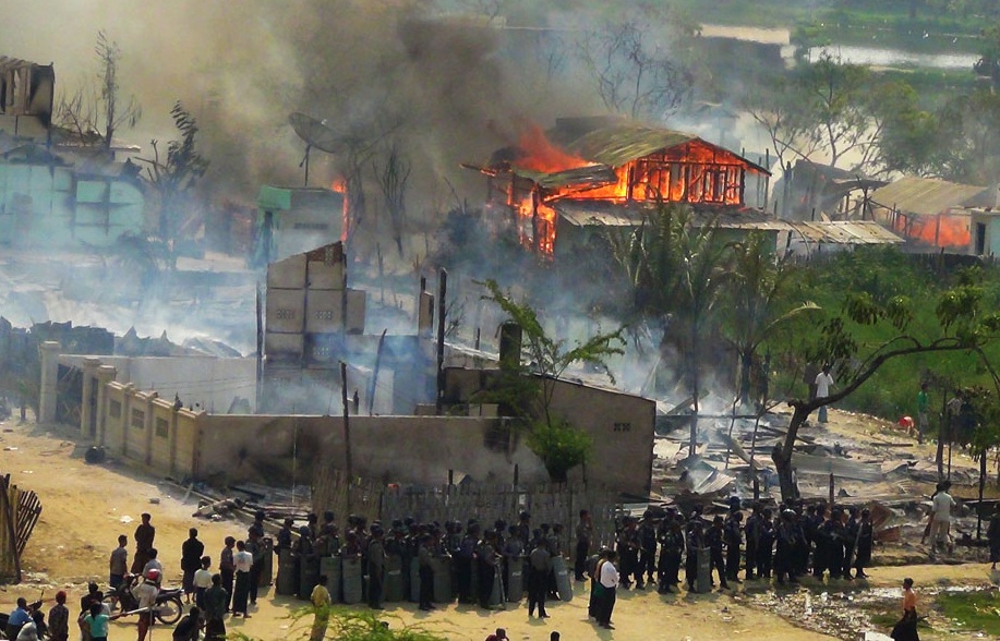 HRW Acusa a Militares Birmanos de Incendiar Aldeas de Minoría Musulmana Rohingya por Represalia