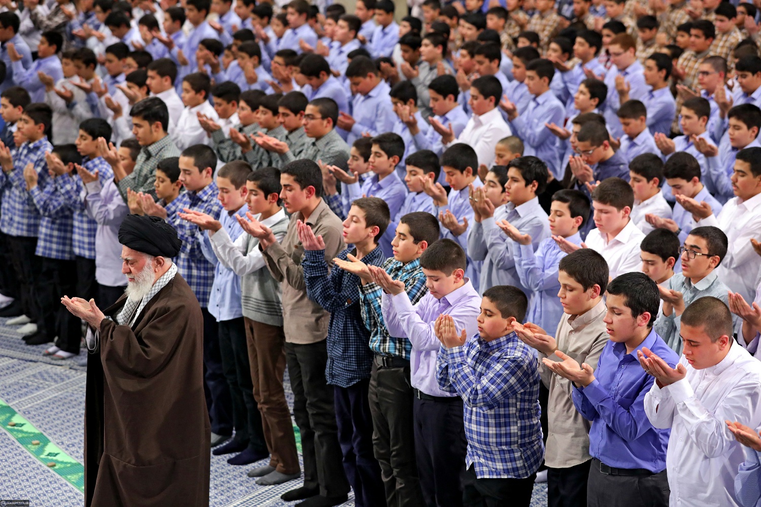 Imam Khamenei Receives Iranian High School Students