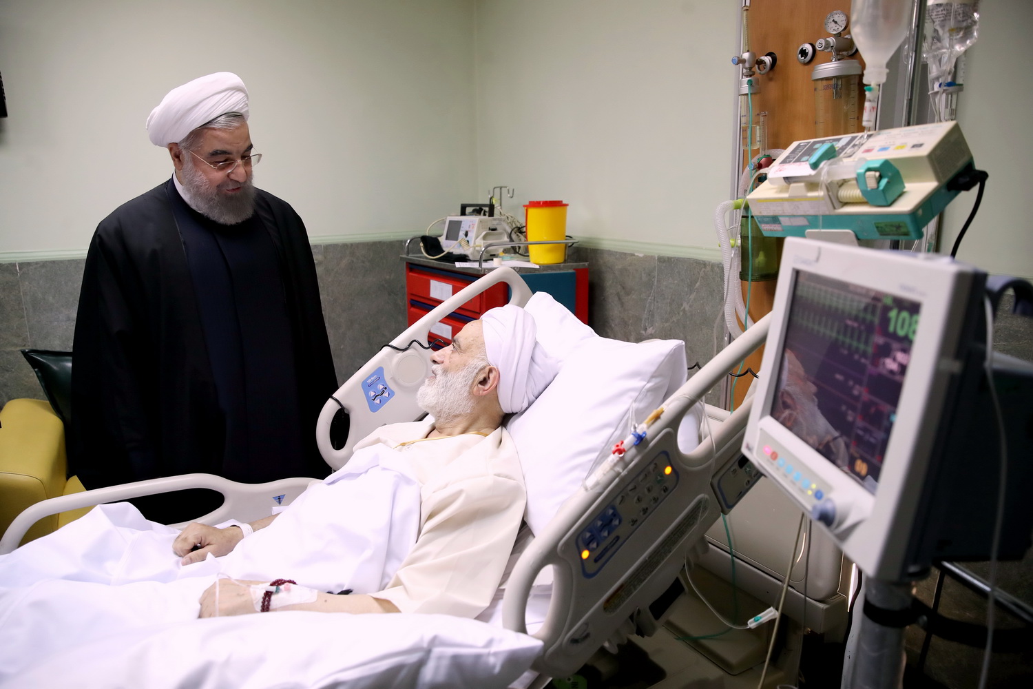 Terbujur Sakit, Ayatullah Qiraati Dijenguk Hasan Rouhani