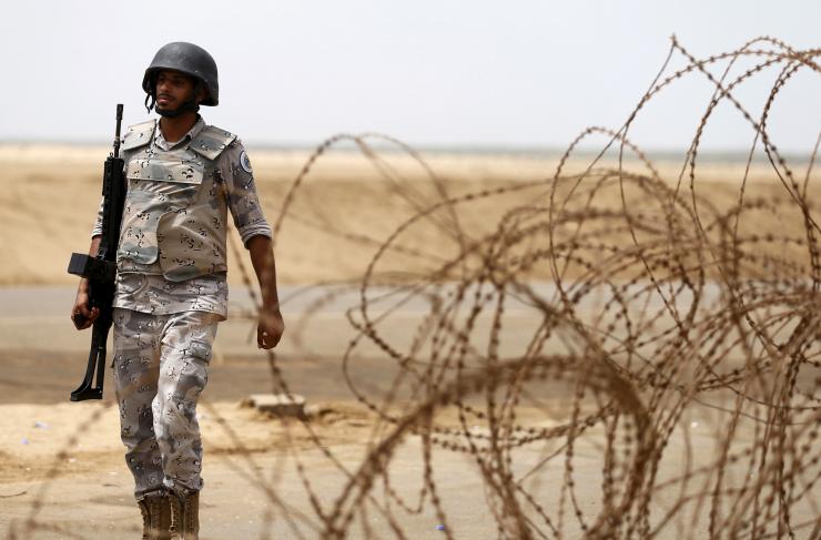 Yemeni forces pound Saudi bases, kill one soldier 