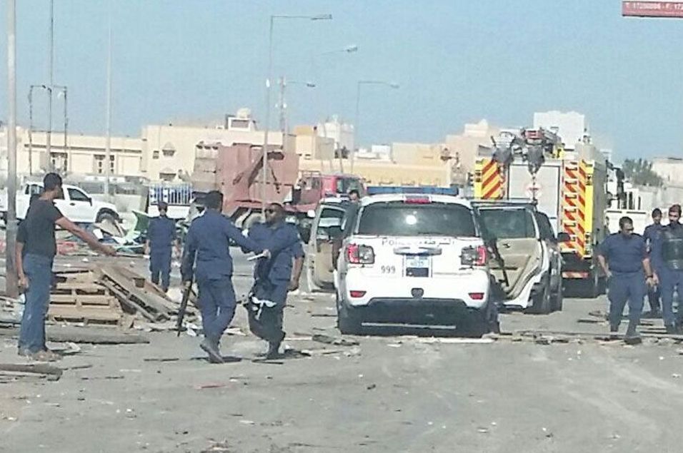 المنامة تزيل أعلاما رفعها مواطنون احتفالا بمولد النبي (ص)