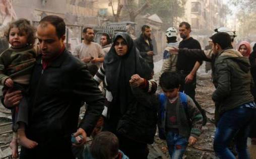  مسلحون يمنعون مدنيين من مغادرة شرق حلب ويستخدمونهم دروعا بشرية