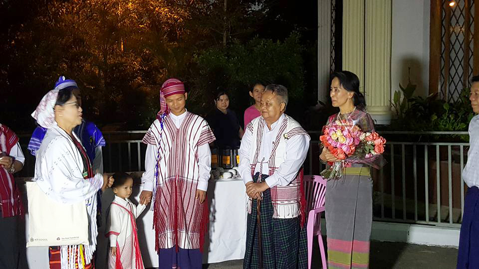 ႏိုင္ငံေတာ္အတုိင္ပင္ခံပုဂၢိဳလ္၏ေနအိမ္၌ ကရင္တုိင္းရင္းသားအမတ္မ်ား ကရင္ႏွစ္သစ္ကူးအႀကိဳဂုဏ္ျပဳေတးသီဆို