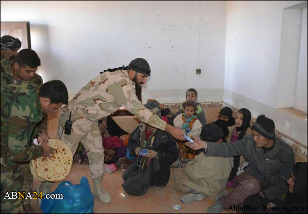 الحشد الشعبي يستقبل عشرات العوائل الهاربة من قضاء الحويجة وينقلهم الى أماكن آمنة + (صور)