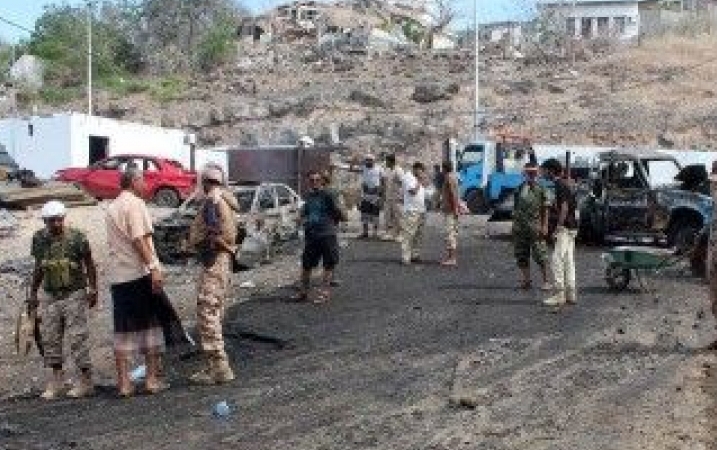 مقتل وإصابة نحو 90 جنديا اثناء تفجير انتحاري نفسه في عدن