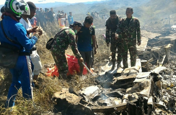 13 قتيلا جراء تحطم طائرة نقل عسكرية شرق إندونيسيا