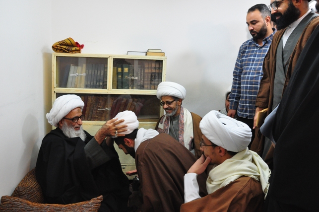 المرجع النجفي يُعمِّمُ عدداً من طلبة العلوم الدينية