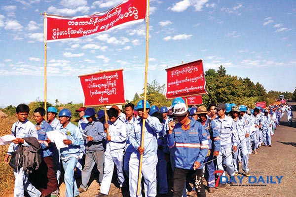 တေကာင္းနီကယ္စက္႐ံုမွ ျမန္မာလုပ္သားမ်ား လစာတိုးျမႇင့္ရရွိရန္ႏွင့္ တ႐ုတ္လုပ္သားမ်ားႏွင့္ တန္းတူအခြင့္အေရးရရွိရန္ ဆႏၵထုတ္ေဖာ္