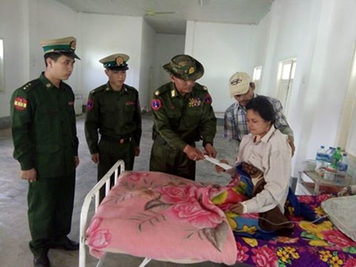 စစ္ေၾကာင္း ဓာတ္ပံု႐ုိက္သူကို ေသနတ္ျဖင့္ပစ္၊ ေဒသခံအမ်ိဳးသမီး ေသနတ္ထိမွန္