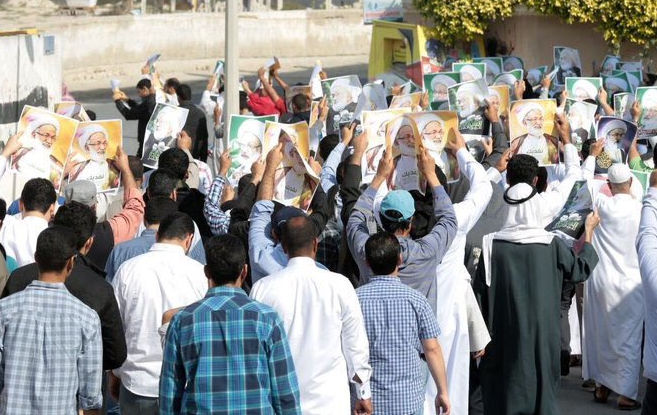 تظاهرة حاشدة في الدراز بعد منع الخليفيين إقامة صلاة الجمعة للأسبوع الثاني والعشرين