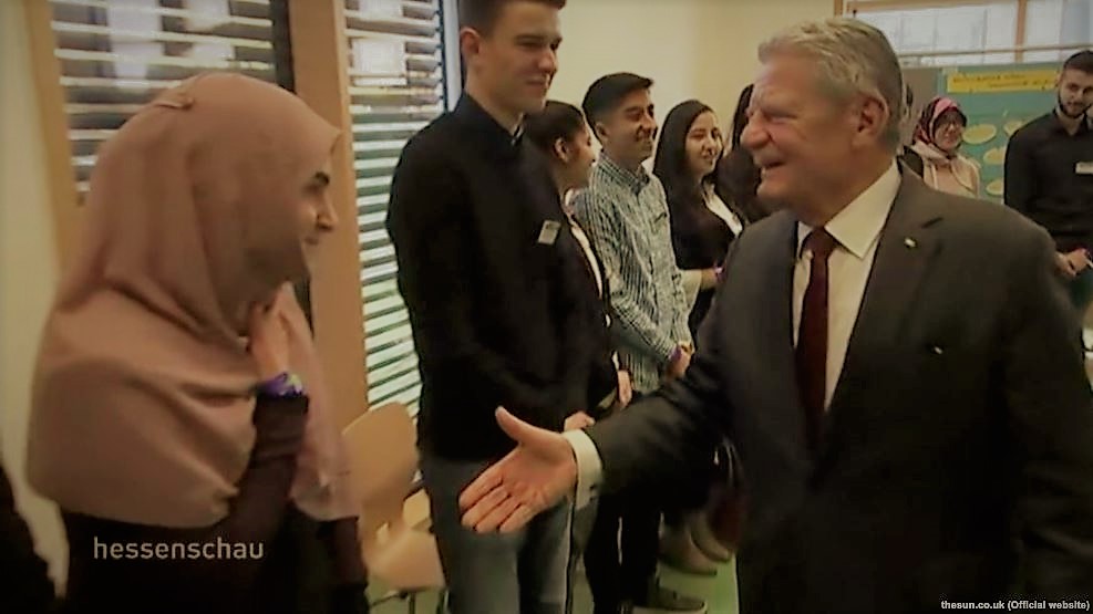 Президент Жоаҹим Ҝауҹкунун кобудлуғу, Һиҹаблы тәләбә президенти неҹә пәрт етди - Видео