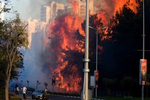 حیفا میں آئل ریفائنری میں دھماکے بعد آگ لگ گئی