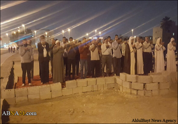 إقامة الصلاة جماعة في موقع مسجد العلويات الذي هدمته القوات السعودية والخليفية