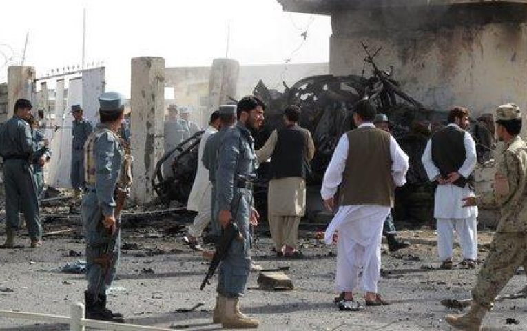 قتلى ومصابون في هجوم انتحاري على رتل للشرطة الأفغانية