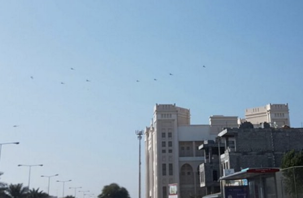 النظام يواصل محاصرة بلدة الدراز ويستعرض طائرات عسكرية فوق سماءها