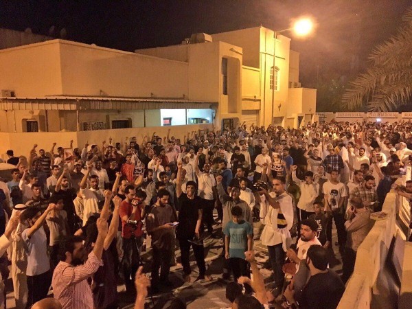 مركبة تابعة لوزارة الداخلية استفزت المعتصمين بالدراز وأطلقت قنابل صوتية عليهم