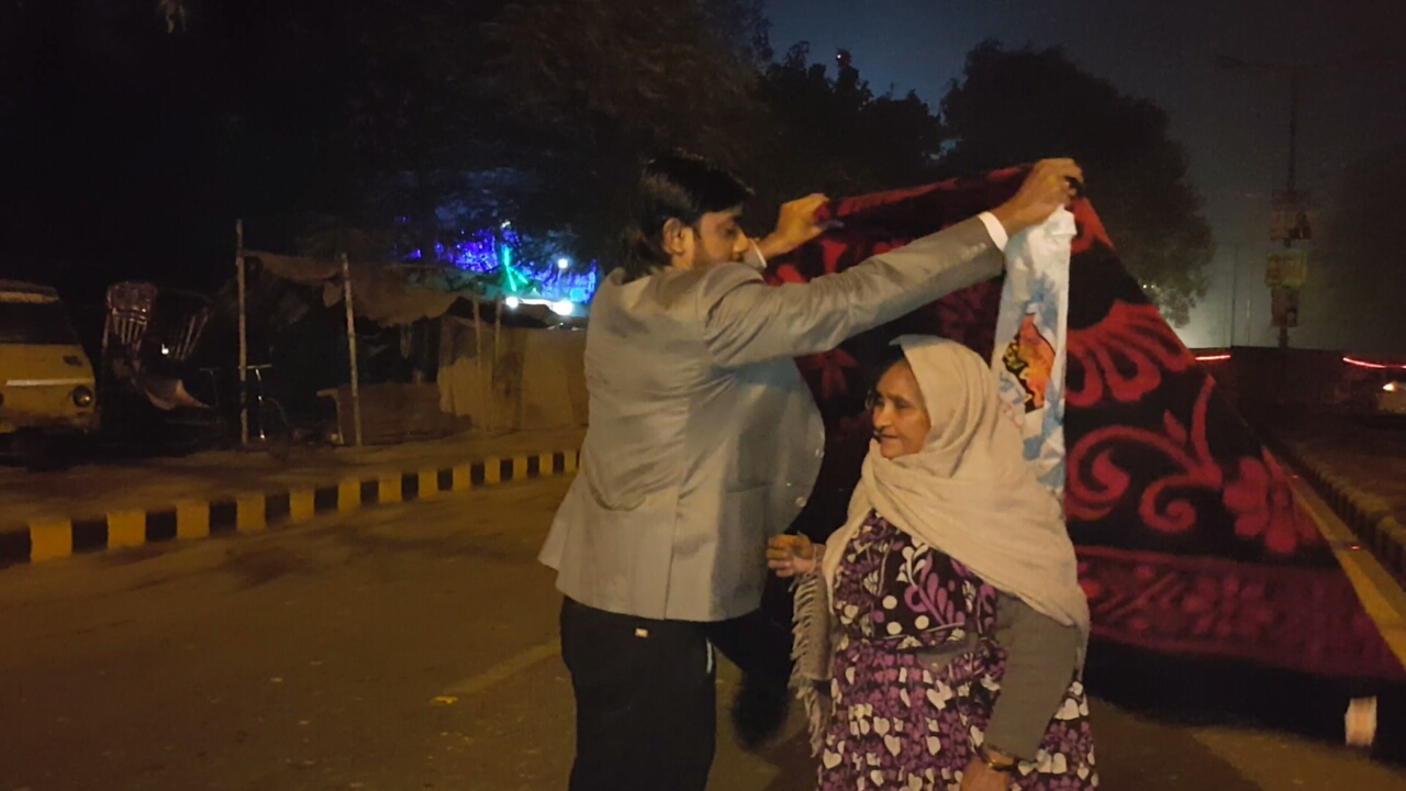 'Who is Hussain?' volunteers distribute blankets to homeless on cold night in Patna, India / Pics