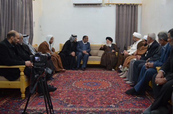 المرجع الحكيم يدعو العاملين في العتبات المقدسة إلى توفير الأجواء الإيمانية للزائرين
