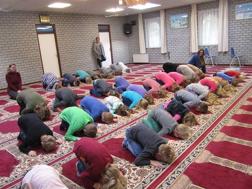 إمام يلقن أطفالا هولنديين تعاليم الصلاة يثير جدلا !+ (فيديو)