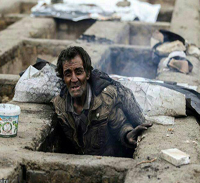 خەوتنی خەڵک لە گۆڕستانێکی تاران