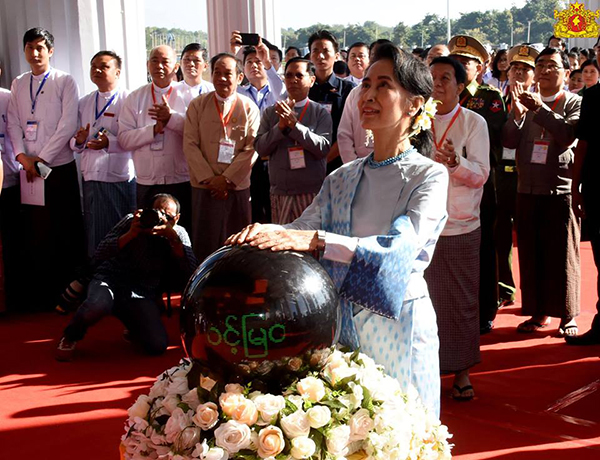 ႏွစ္သစ္ပထမဆုံးေန႔မွစတင္ကာ ၿငိမ္းခ်မ္းေရးအတြက္ ျဖဴစင္သည့္စိတ္ဓာတ္ျဖင့္ ႀကိဳးစားၾကရန္ ေဒၚေအာင္ဆန္းစုၾကည္တုိက္တြန္း 