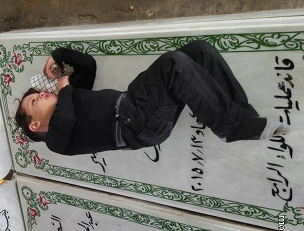 ایک دنیا غموں سے بھری تصویر/ مدافع حرم شہید کا بیٹا باپ کی قبر پر محو خواب