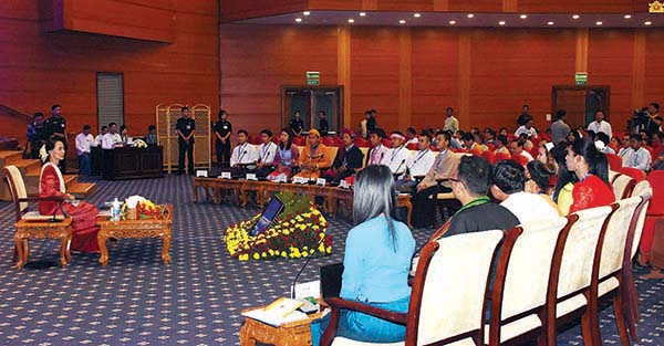 ၂၀၁၇ သည္ ၿငိမ္းခ်မ္းေရးႏွစ္ဟု သတ္မွတ္ႏုိင္ေအာင္ ၀ုိင္း၀န္းကူညီၾကရန္ ေဒၚေအာင္ဆန္းစုၾကည္ေမတၱာရပ္ခံ 