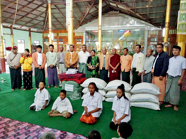 ရွမ္းေျမာက္ရွိ စစ္ေဘးေရွာင္စခန္းမ်ားသို႔ ေဒၚခင္ၾကည္ေဖာင္ေဒးရွင္းက ဆန္ႏွင့္ေစာင္မ်ား သြားေရာက္လွဴဒါန္း 
