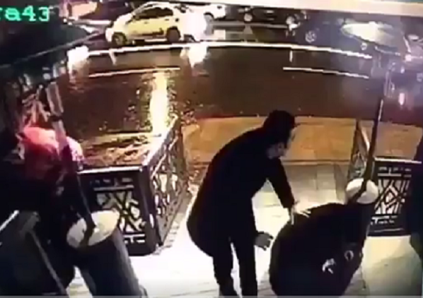 فيديو / لحظة قيام الارهابي بالهجوم على ناد ليلي في اسطنبول