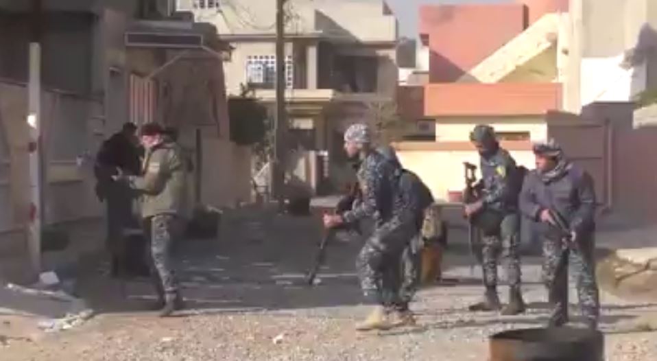 فيديو / القوات العراقية تخوض حرب الشوارع ضد مسلحي داعش التكفيري في الموصل