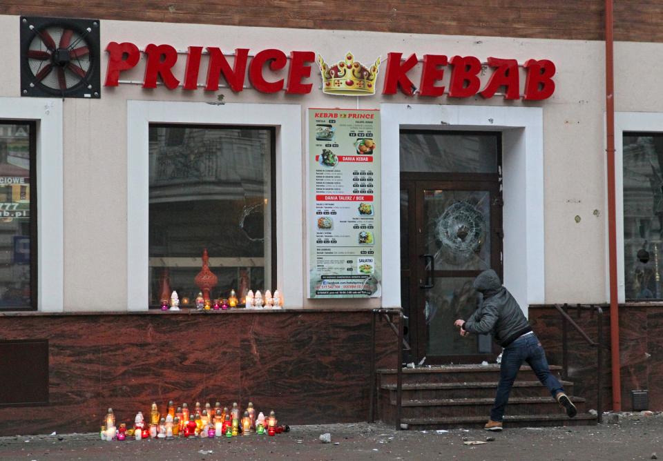 “Polacos Destruyen una Cafetería-Kebab en un Arrebato Islamófobo” 