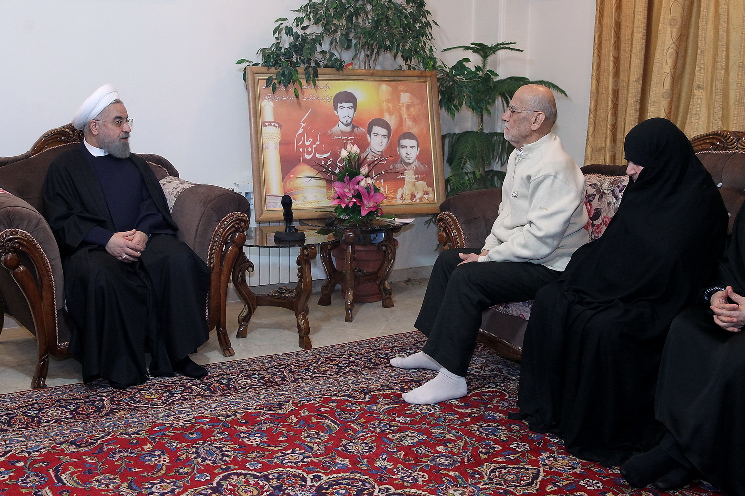 الرئيس روحاني: اللقاء مع أسر الشهداء والمضحين شرف للمسؤولين